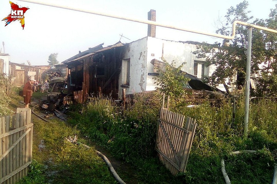 В бараке рано утром вспыхнула проводка - это основная версия МЧС. Фото: предоставлено очевидцами.