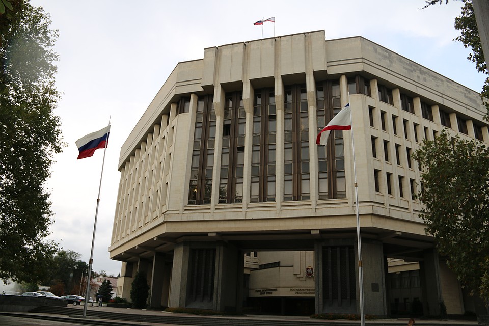 Вокруг российского статуса Крыма не стоит вести никаких разговоров, добавил Ефим Фикс