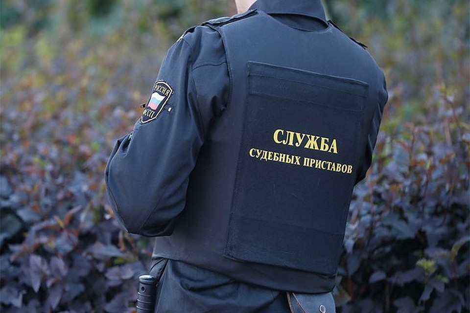 Приставы не выпускают должников за границу