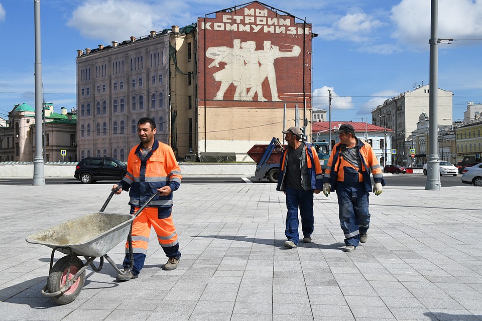Дефицит на рынке труда работодателям приходилось компенсировать приезжими рабочими руками.