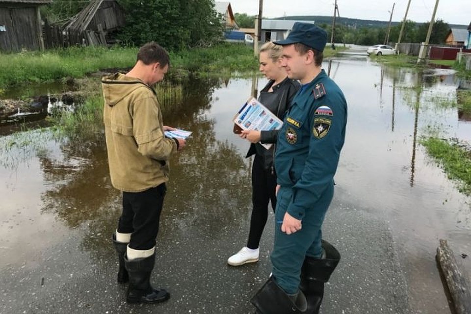 Вода постепенно уходит из затопленных районов. Фото: ГУ МЧС по Свердловской области