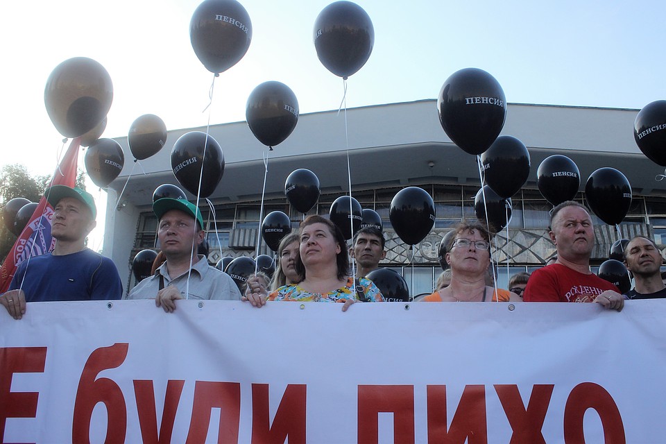 Люди дружно хлопали каждому спикеру и выкрикивали слова поддержки