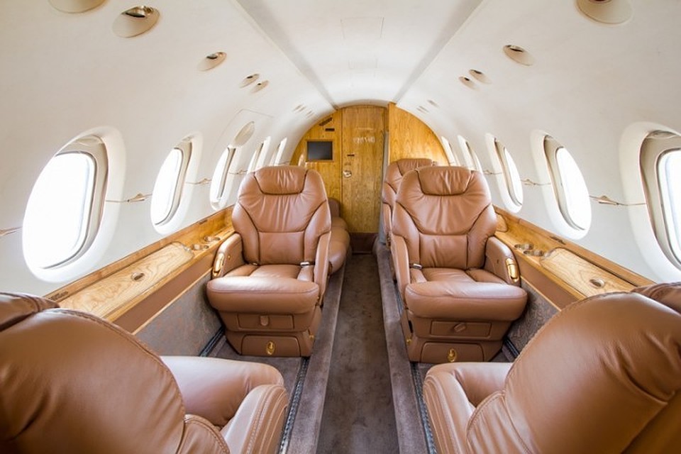 Салон самолета, на котором прилетел Марадона, отделан деревом. Фото: charterjets.lt.