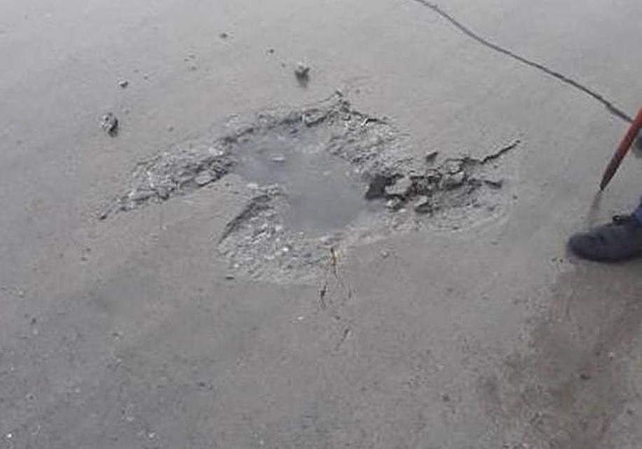 По данным пассажиров, эта яма стала причиной временной остановки в работе аэропорта.