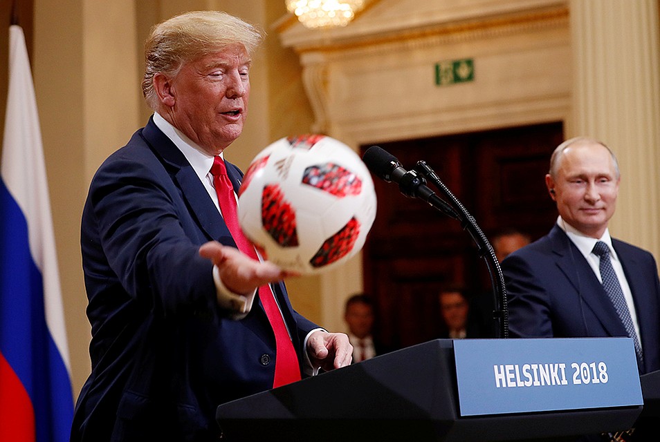 Президент США Дональд Трамп с мячом, подаренным президентом РФ Владимиром Путины
