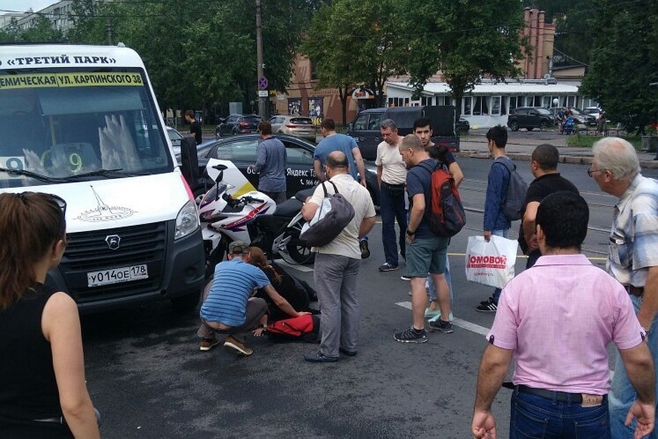 Девушка на мотоцикле врезалась в маршрутку. Фото: группа ВКонтакте «ДТП и ЧП | Петербург».