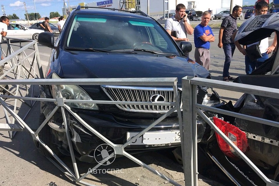 Lexus снес три пролета ограждения. Фото: https://vk.com/avtospasrus.