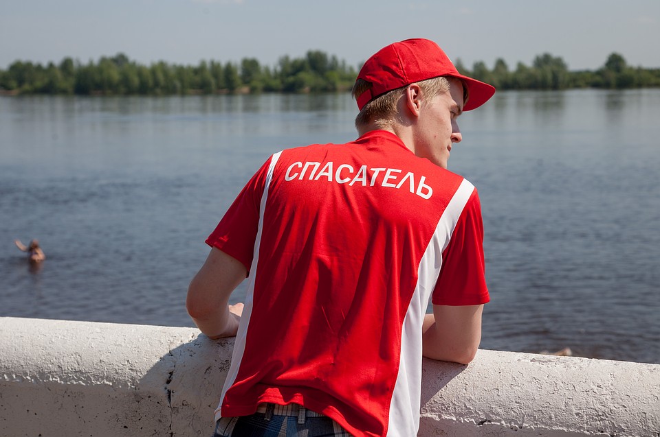 Спасатели МЧС просят граждан соблюдать правила поведения на воде.