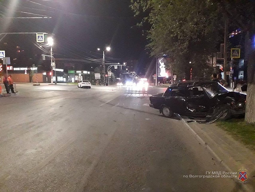 Водитель "семерки" и двое его пассажиров доставлены в больницу.