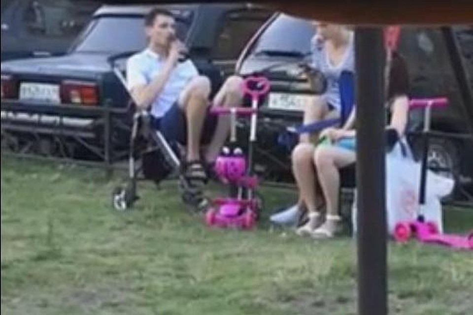 На видео невозможно разобрать, пьет ли мужчина пиво или другой напиток