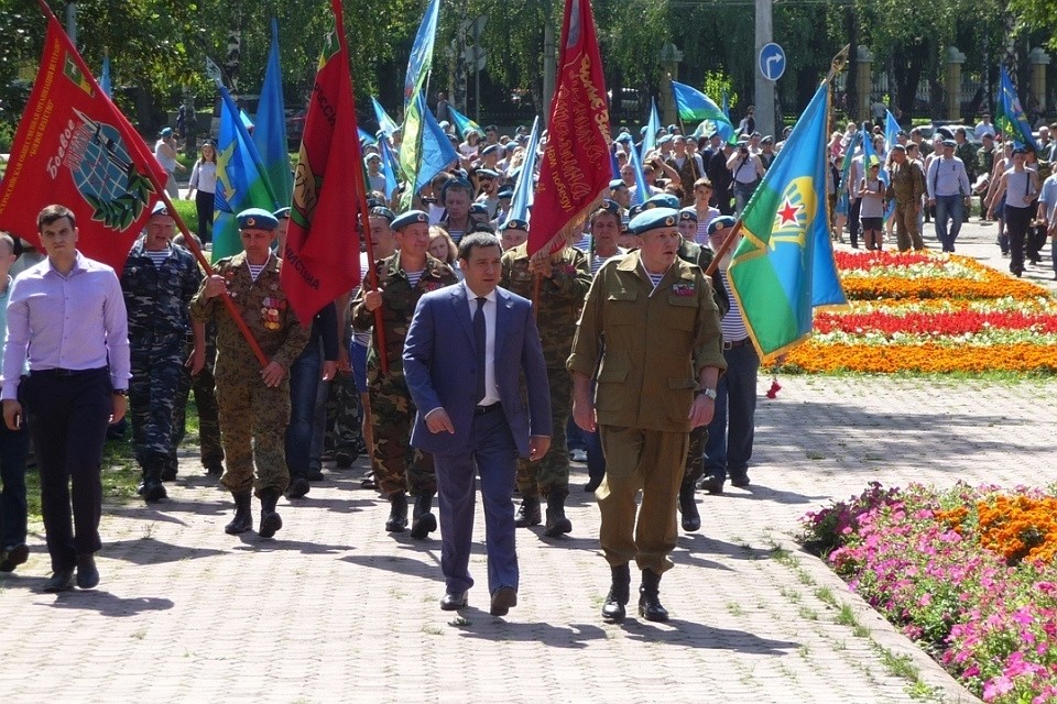 В прошлом году традиционное шествие на день ВДВ возглавил мэр Новокузнецка Сергей Кузнецов
