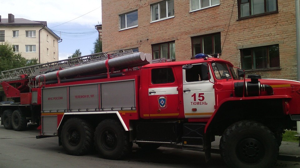 В одном из дворов в центре Тюмени вспыхнуло общежитие