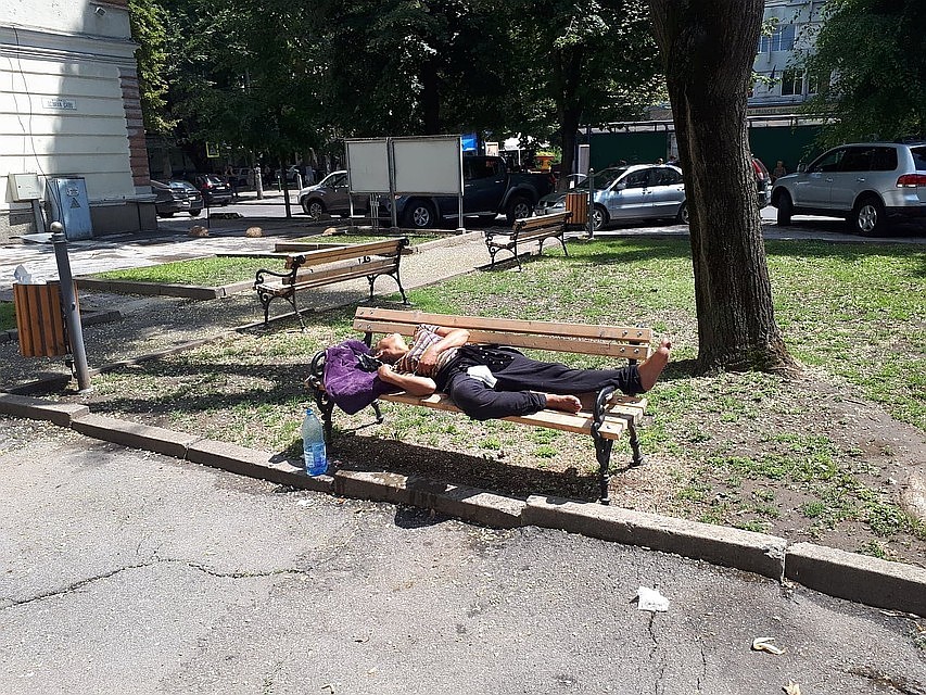 У посольств порой тоже можно встретить наркоманов.