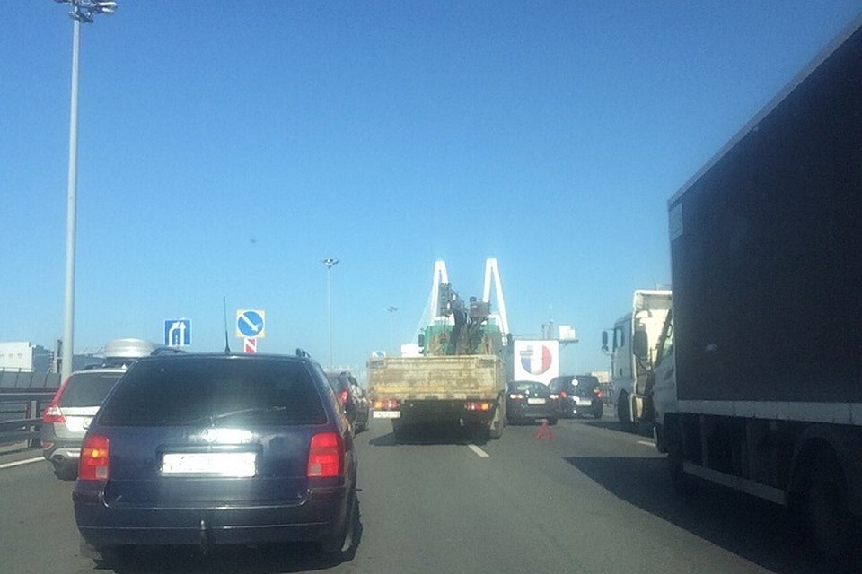 Перед Вантовым мостом из-за ремонта и ДТП собралась огромная пробка.