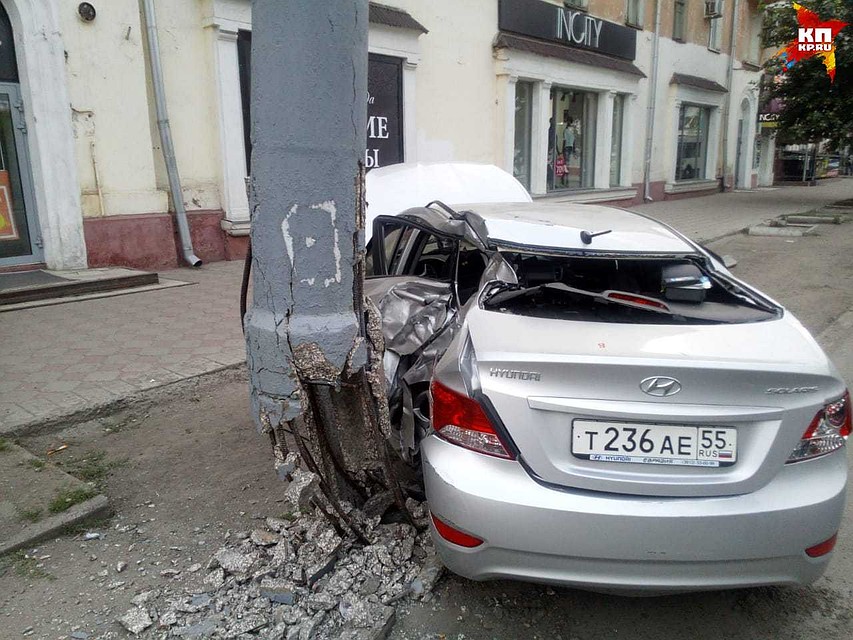 Столб может в любой момент рухнуть