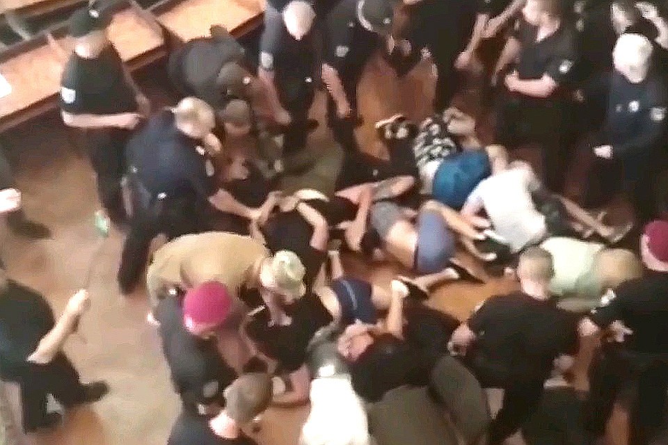 Последствия побоища в горсовете Конотопа.