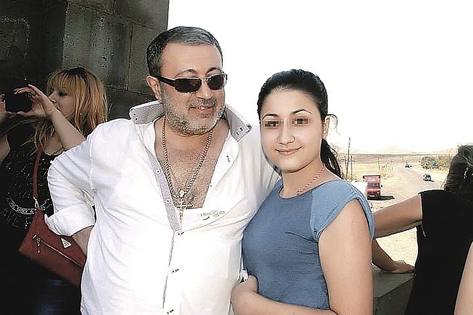 В социальных сетях Михаил Хачатурян представал в образе любящего отца и верующего человека. На фото он с младшей дочерью Машей во время очередной поездки по святым местам. Фото: ok.ru