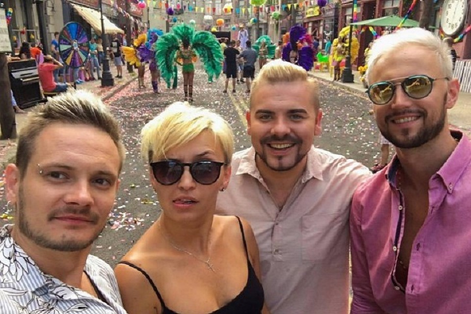 Антон Рогоза с возлюбленной и другими участниками группы SunStroke Project