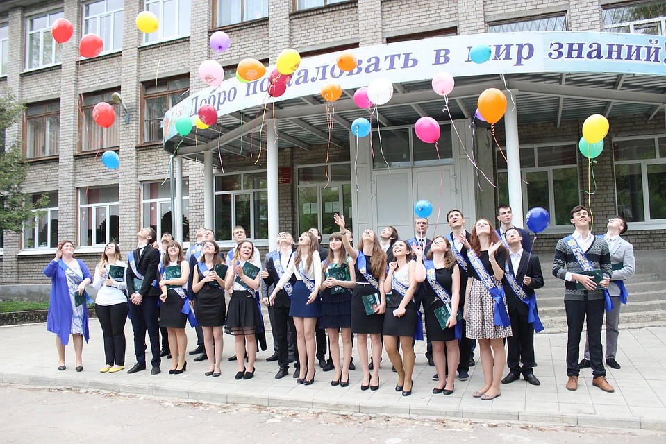 Это школа №40. Депутат Сергей Аксенов много лет помогает этому учебному заведению, находящемуся в его округе.