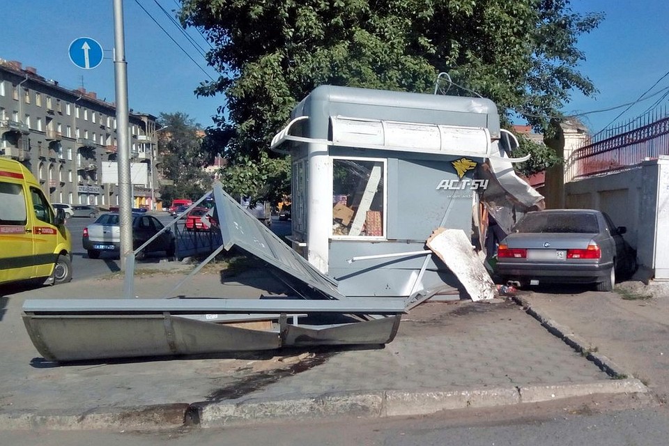Остановку и машину серьезно повредило.