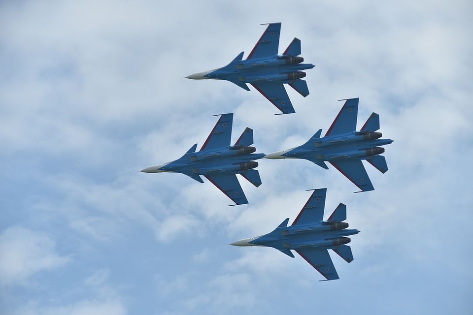 Пилоты репетируют авиашоу в Мочище.