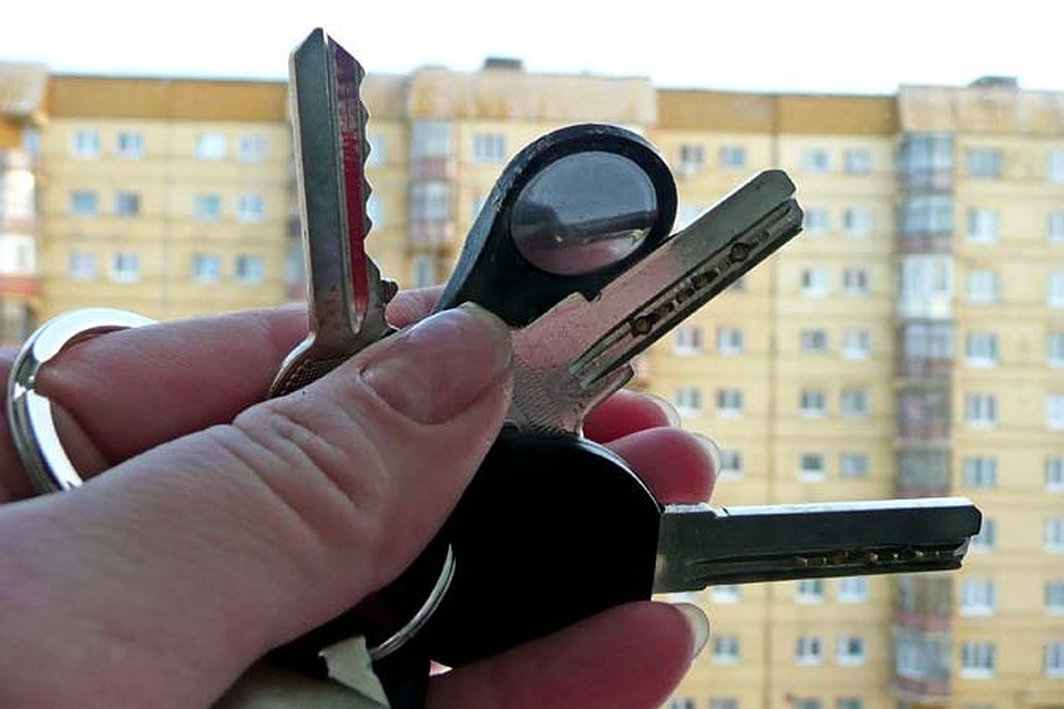 Семьи переезжают в новые квартиры