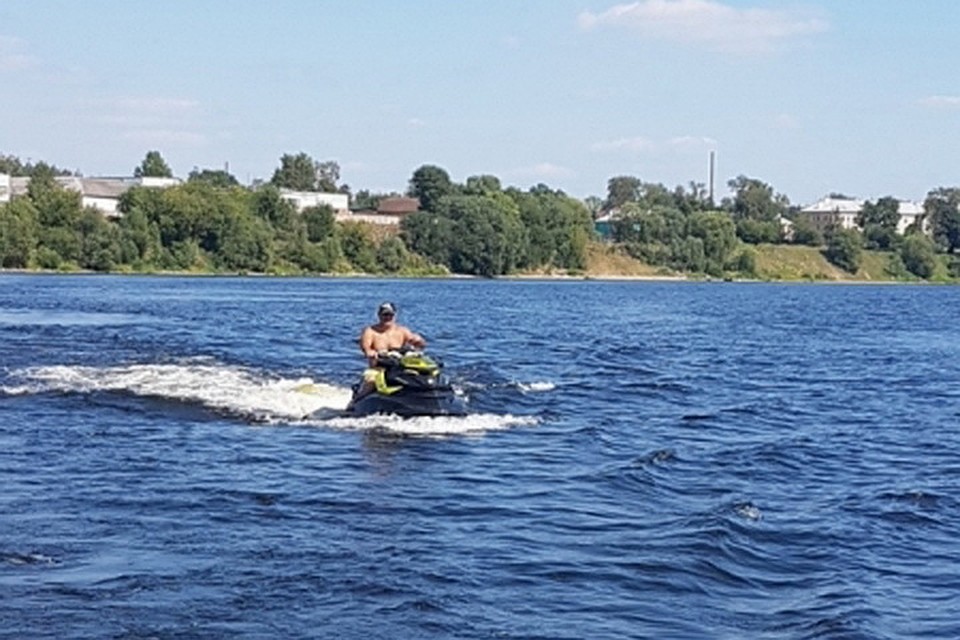 Молодому человеку прочитали лекцию о том, как нужно вести себя на воде.