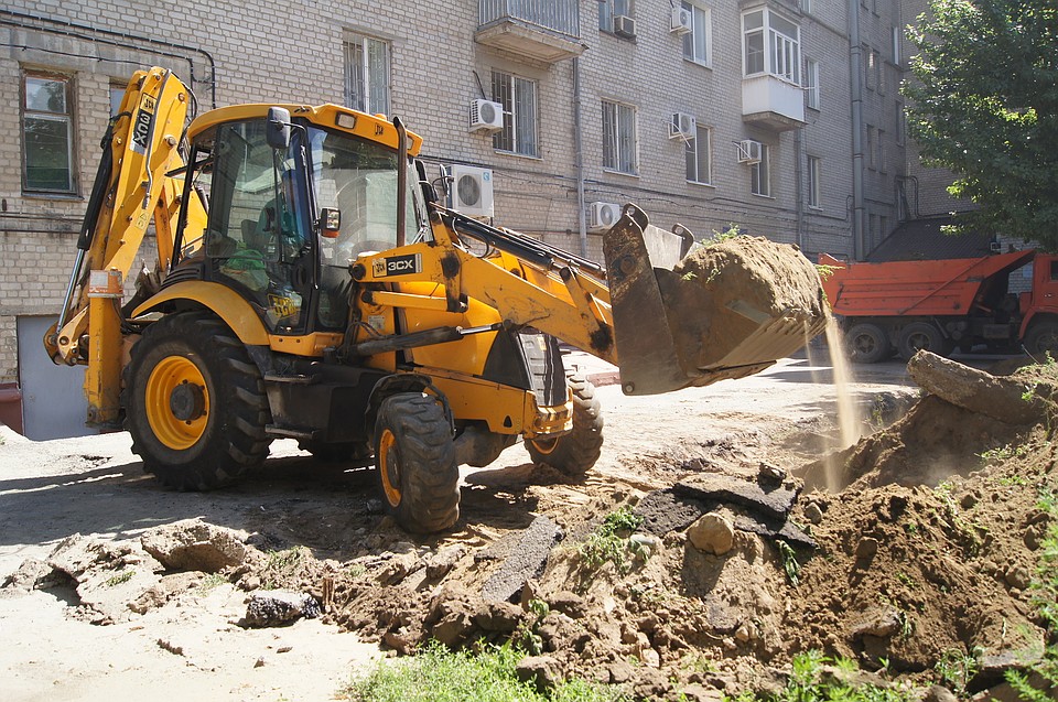 Дорожники вышли на ремонт дворов в центре города. Фото: администрации Волгограда
