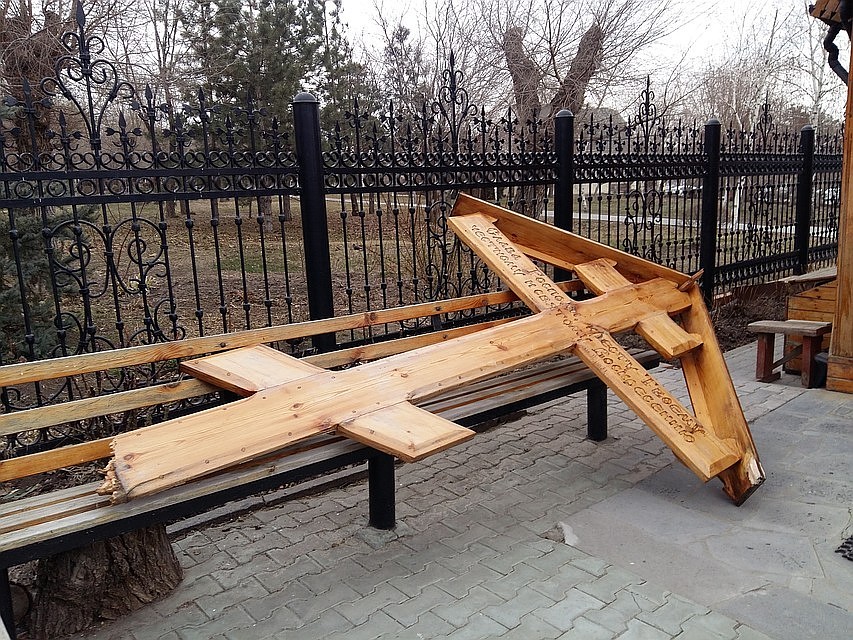 Вандалы снова сломали поклонный крест у храма Иоанна Предтечи