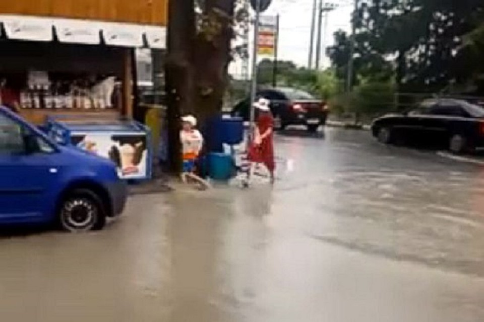 Мальчик вместе с бабушкой шел по тротуару