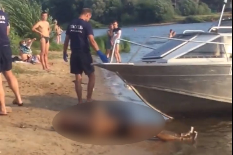 В Ярославле из Которосли извлекли труп мужчины. Фото: скриншот с видео Романа Кубасова.