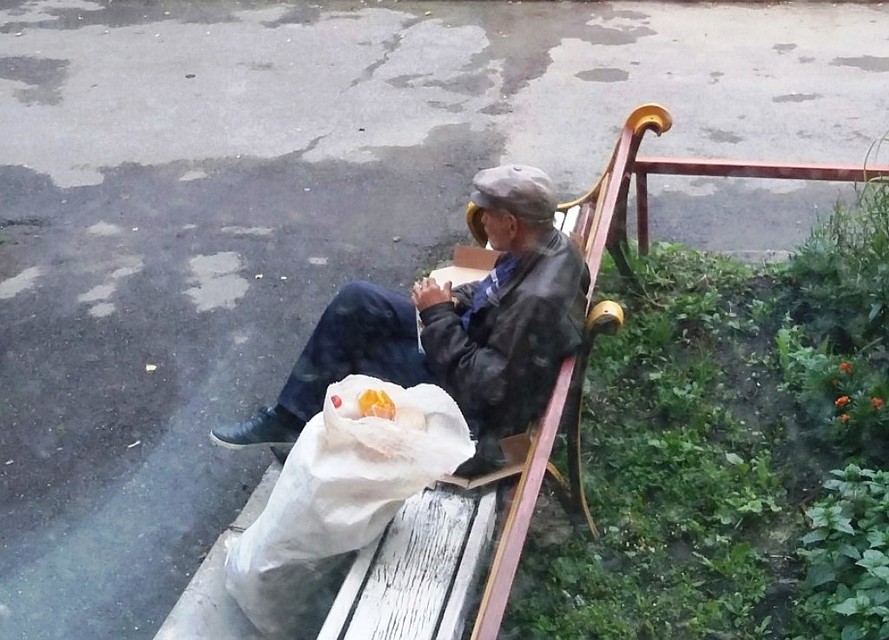 Дедушка поселился во дворе жилого дома. Фото: Анастасия Лучихина.