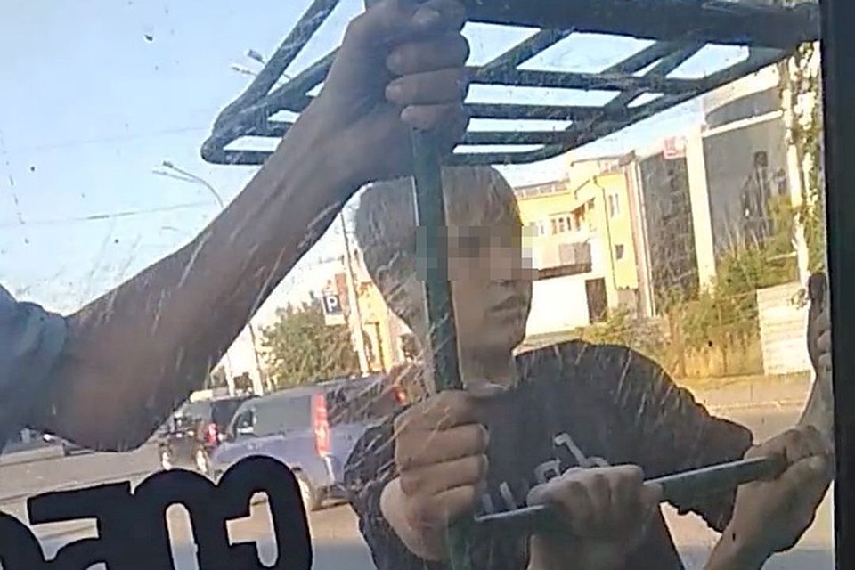Дети прокатились снаружи троллейбуса в Заельцовском районе.