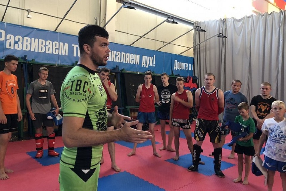 Артем Левин, многократный чемпион России, Европы и мира по тайскому боксу, дал мастер-класс для детей в рамках фестиваля "Земля великих побед".