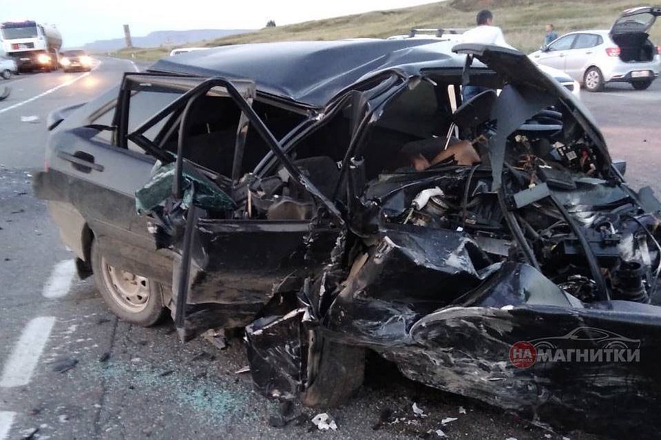 «Жигули» всмятку. Фото: группа во ВКонтакте «На дорогах Магнитки».