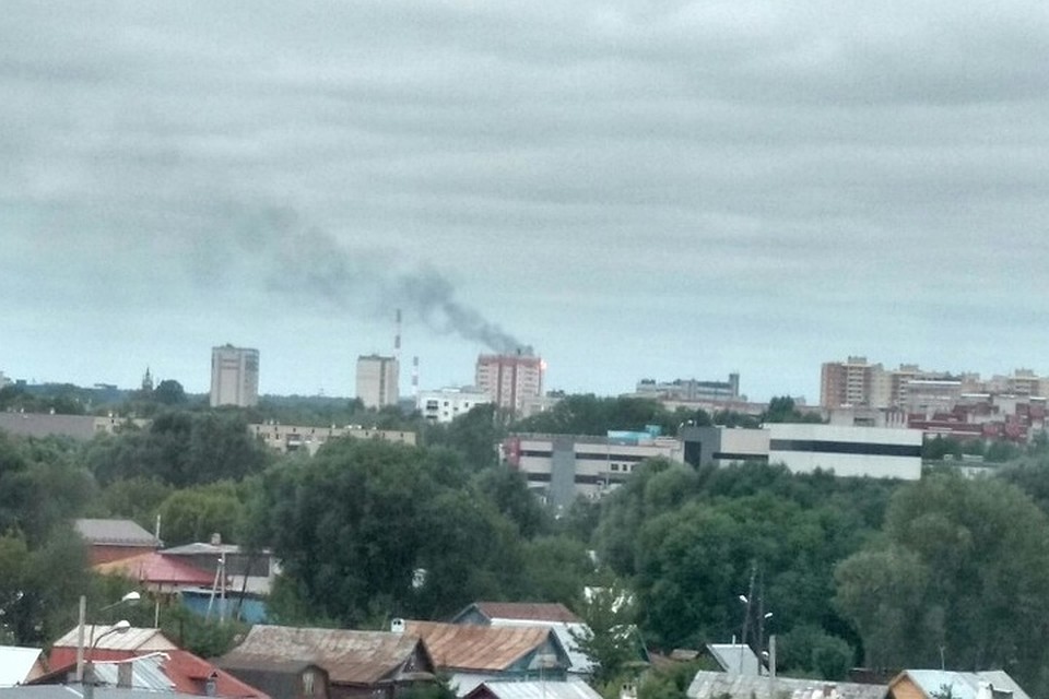 Одну из женщин пришлось эвакуировать из окна пятого этажа.