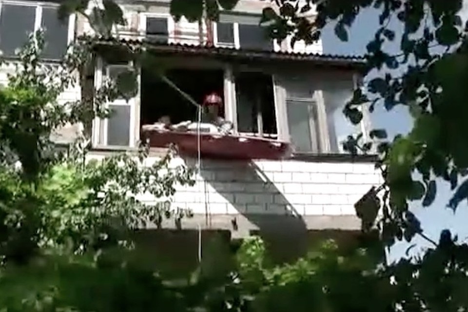 В Гомельском районе сотрудники МЧС спустили женщину со второго этажа. Фото с сайта МЧС