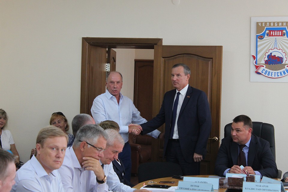 Михаил Буренков (слева) пожелал Макарову удачи. Фото: собрание депутатов Советского района.