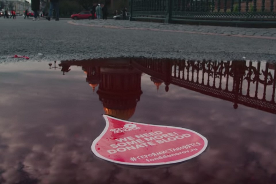 В Петербурге появились "лужи крови". Фото: скрин с видео "Фонда Доноров"