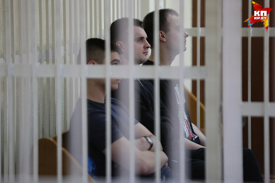 В клетке трое обвиняемых - Антон Вяжевич, Евгений Барановский и Егор Скуратович