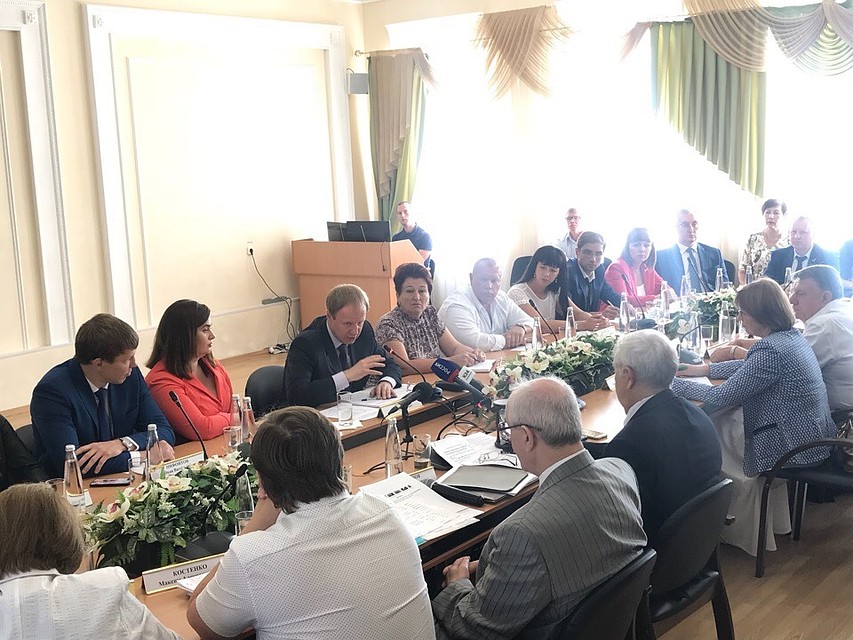 Виктор Томенко провел встречу с членами общественной палаты Алтайского края