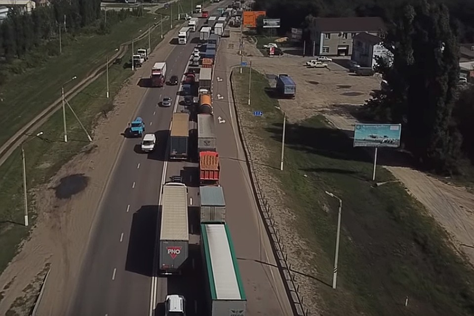 Пробке в Лосево не видно конца.