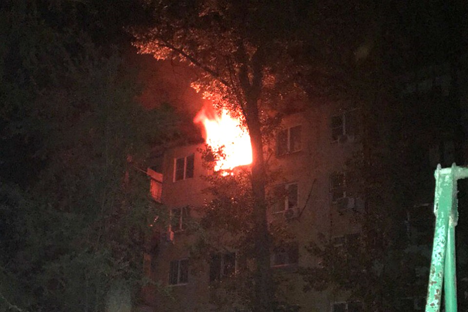 Соседи смогли выломать дверь горевшей квартиры, однако спасти женщину не удалось. Фото: ВК, паблик "Ростов Главный".