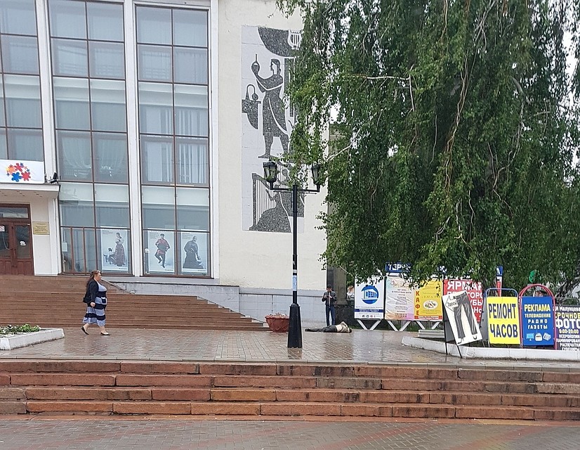 Мужчина лежал прямо на земле.
