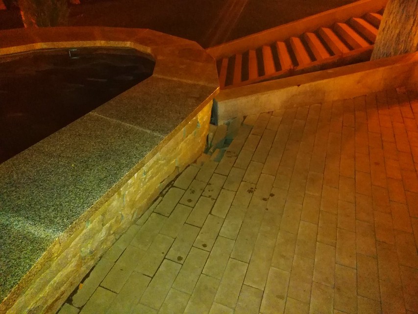 По словам самарца Николая К., плитка в «Струкачах» уходит под землю. Фото: twitter.com/kurlin_nikolai