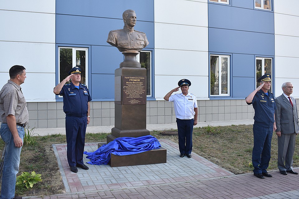 В Липецке установили бюст Михаила Громова