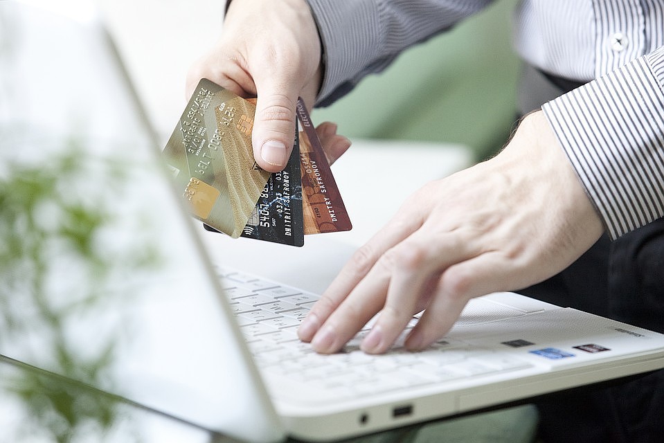 В Крыму прекратили выпуск карт Visa и MasterCard