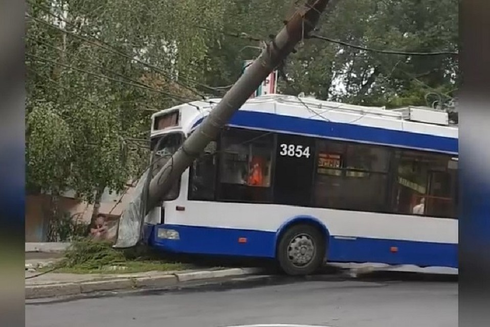 Почему троллейбус врезался в столб - выясняется. Фото: скриншот