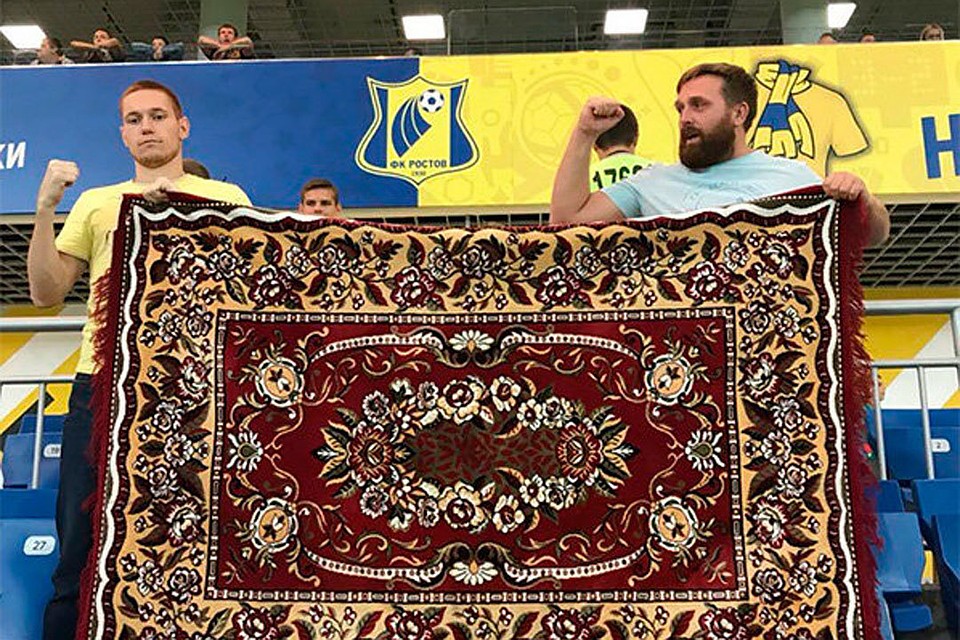 Ковер в руках болельщиков стал одним из главных героев тура РПЛ. Фото: соцсети ФК "Ростов"