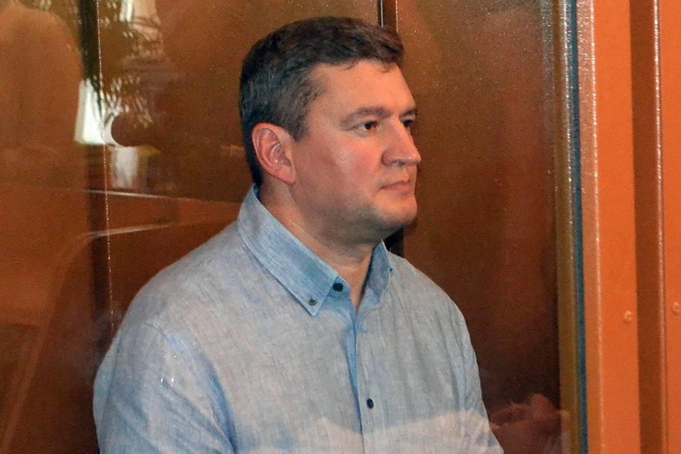 Евгений Арапов в помещении суда.
